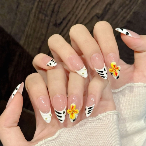 Faux Ongles à Presser Faits Main Décoration Florale 3D Rose Nude Imprimé Zèbre Style Français Forme Amande Femme