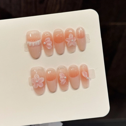 Unghie Finte Autoadesive Fatte a Mano Sfumate Rosa Nudo Con Fiori 3D e Perle Stile Francese Ovali per Donna