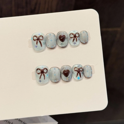 Faux Ongles Faits à la Main Avec Décorations Nœud 3D Cœur Base Bleu Gris Œil de Chat Style Vintage Faux Ongles