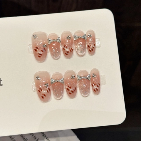 Unghie Finte a Pressione Artigianali Rosa Sfumato Occhio di Gatto Con Fiocco in Metallo Argento Strass Forma Ovale per Donna