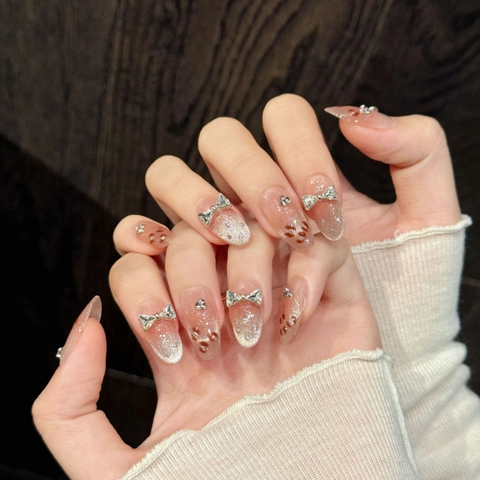 Unghie Finte a Pressione Artigianali Rosa Sfumato Occhio di Gatto Con Fiocco in Metallo Argento Strass Forma Ovale per Donna