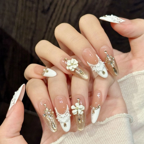 Unghie Finte Artigianali in Stile Francese con Fiori 3D Bianchi Pizzo Elegante Arancione Strass e Perle Artificiali