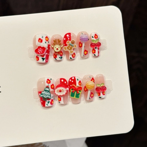 Faux Ongles 3D Noël Père Noël Renne Bonhomme Pain Épice Rouge Blanc Vert Festif Fait à la Main Résine Coffin Court pour Femme