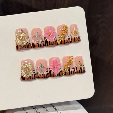 Unghie Finte Press On Fatte a Mano con Stampa Tigre e Fiori Rosa Decorazione Croce Strass 3D Metallo Stile Y2K Dolce