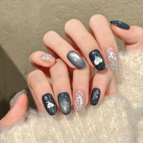 Unghie Finte Artigianali Nere Effetto Occhio di Gatto Con Decorazione a Cuore Stile Cool Ovale Corto Eleganti Donna