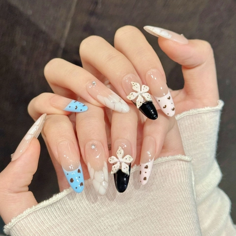 Set di Unghie Finte a Pressione Fatte a Mano 10 Pezzi Forma Ovale Lunga Nudo Rosa Blu Contrasto Fiocco Cuore Fiore 3D Strass