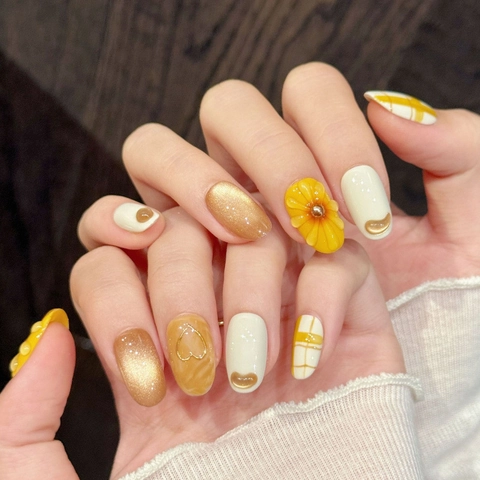 Handgefertigte Orangefarbene Sonnenblumen Relief Aufpressnägel Kurz Oval Cat Eye Karo Design Künstliche Fingernägel