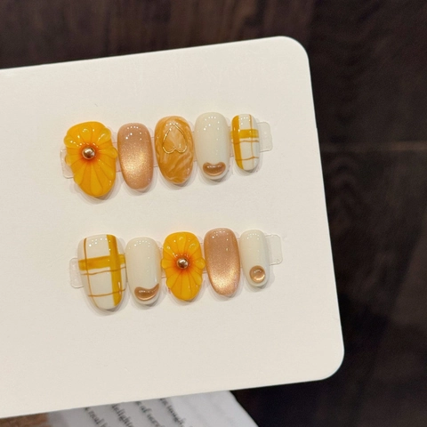 Handgefertigte Orangefarbene Sonnenblumen Relief Aufpressnägel Kurz Oval Cat Eye Karo Design Künstliche Fingernägel