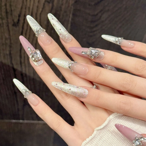 Unghie a Pressione Fatte a Mano con Sfumatura Oro Rosa e Strass Intarsiati a Forma di Stiletto per Donna Manicure di Lusso