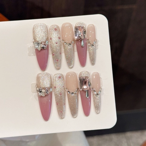 Unghie a Pressione Fatte a Mano con Sfumatura Oro Rosa e Strass Intarsiati a Forma di Stiletto per Donna Manicure di Lusso