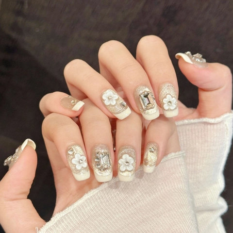Unghie Finte a Pressione Fatte a Mano Oro Champagne Glitter Con Fiore Bianco 3D Elegante Strass Lusso Stile Francese per Donna