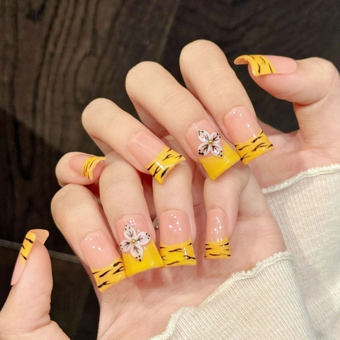 Handmade Press On Nails Pink Orange Gradient Tiger Stripe Print 3D White Flower Decor Short Duckbill Square False Nails For Women