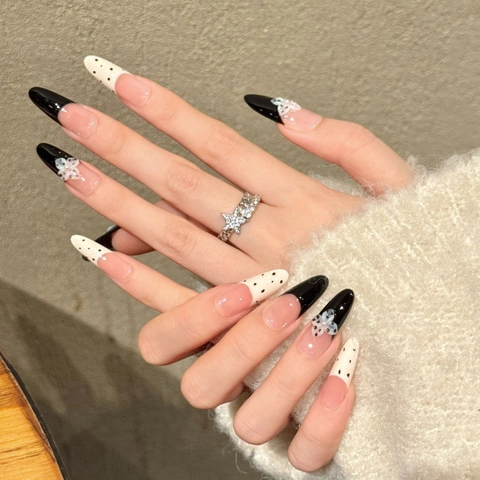 Handgemaakte Kunstnagels Zwart Wit Stippen 3D Bloem Franse Tip Lange Amandel Valse Nagels Voor Vrouwen Manicure
