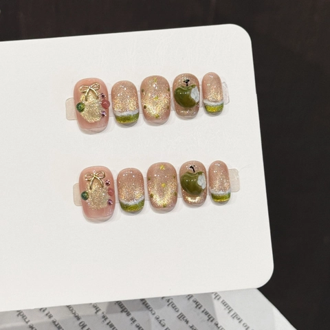Set Unghie a Pressione Fatte a Mano Rosa Nude Occhio di Gatto Con Fiocco Oro 3D e Ciondoli Mela Verde Punta Francese
