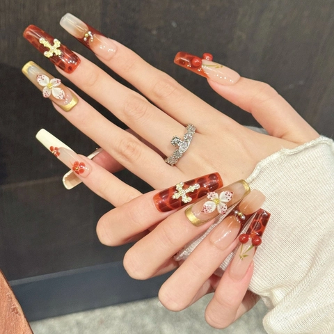 Unghie Finte Ciliegia Croce Rosso Marrone Ambra Textur Rilievo 3D Floreali Lunghe Forma a Bara Per Donna Fatte a Mano