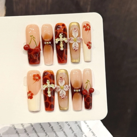Unghie Finte Ciliegia Croce Rosso Marrone Ambra Textur Rilievo 3D Floreali Lunghe Forma a Bara Per Donna Fatte a Mano