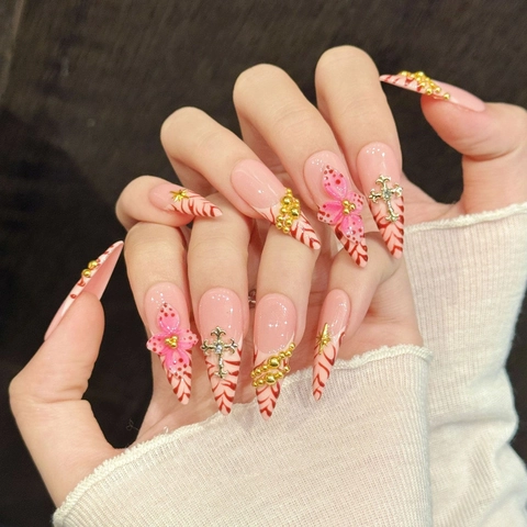 Handgemachte Rosa Aufpressnägel Mit 3D-Blumen Metallkreuz Goldperlen Luxus Stiletto Lange Almond Künstliche Nägel Damen Party