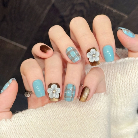 Unghie Finte 3D a Forma di Fiore con Trama Plaid Blu Marrone Occhio di Gatto Corte Quadrate Tonde Manicure DIY per Donna