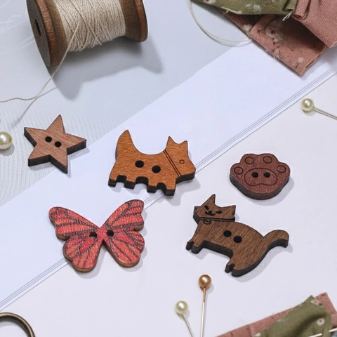 Vintage Cartoon Holzknöpfe Sandelholz Schmetterling Hund Katze Stern Pfote DIY Nähen Zubehör Dekorative Holzknöpfe