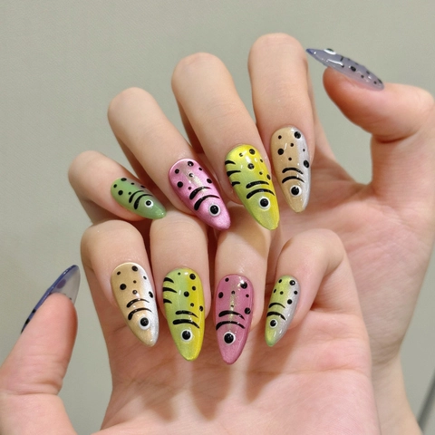 Unghie Finte Colorate Design Pesce Divertente Occhio di Gatto Sfumate Forma Mandorla Per Donna Decorazione Manicure