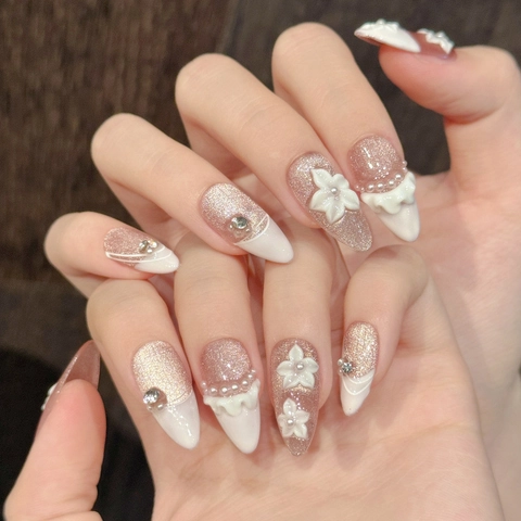 Unghie Finte a Mandorla Effetto Occhio di Gatto Rosa Fatte a Mano Con Fiori 3D Perle Artificiali Strass Decorazioni per Donna