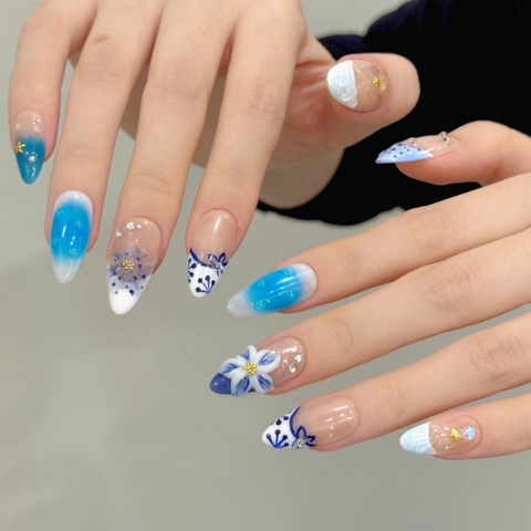 Handgefertigte Blau-Weiße Porzellan-Drucknägel Mit 3D-Blumen Und Perlen Elegante Künstliche Nägel In Mandelform Für Damen