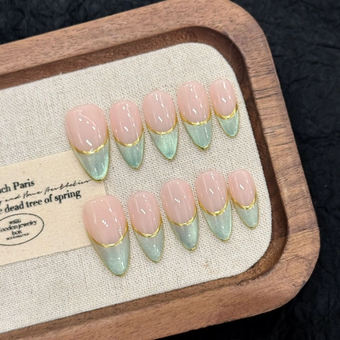 Matcha Mousse Vert Laiton Français Oeil de Chat Faux Ongles Fait à la Main Rose Nude Amande avec Décoration de Ligne d'Or