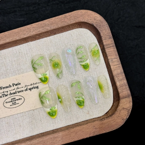 Waldgeist Grüne Mandelform Künstliche Nägel Mit 3D Relief Blume Rebe Strass Aurora Holographisch Handbemalt Falsche Nägel
