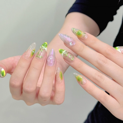 Waldgeist Grüne Mandelform Künstliche Nägel Mit 3D Relief Blume Rebe Strass Aurora Holographisch Handbemalt Falsche Nägel