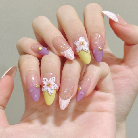 Unghie Finte a Pressione a Mandorla Fatte a Mano Stile Spiaggia Hawaiiana Con Fiori 3D Conchiglia Stella Marina Perle Artificiali Viola Sfumato