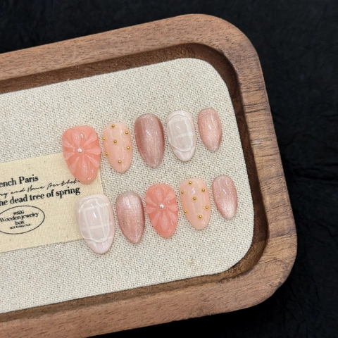 Uñas Postizas Hechas a Mano Flor de Hielo Nude Té con Leche Diseño Ojo de Gato Relieve 3D Resina Almendra Corta Mujer