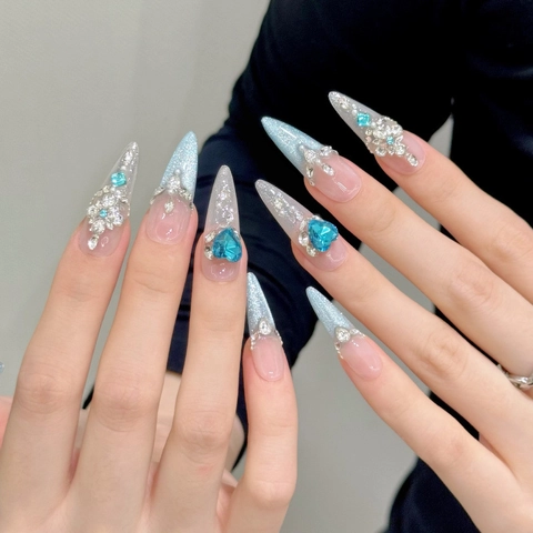 Unghie Finte Artigianali Blu Ghiaccio Gradiente Con Zircone a Cuore Strass Perla Artificial Unghie Finte Stiletto Lunghe Donna