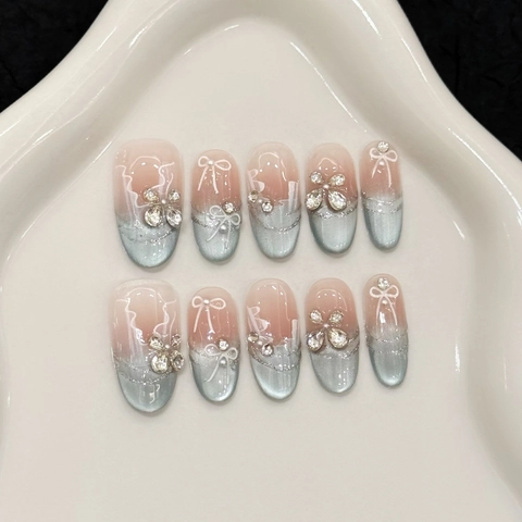 Unghie Finte Fatte a Mano Occhio di Gatto Blu Ghiaccio Con Decorazione a Fiocco e Strass Lusso Francese Sfumato per Donna