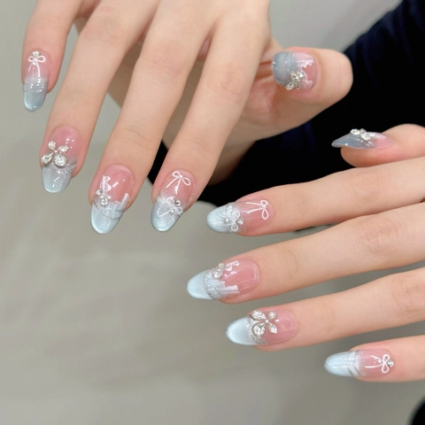 Unghie Finte Fatte a Mano Occhio di Gatto Blu Ghiaccio Con Decorazione a Fiocco e Strass Lusso Francese Sfumato per Donna