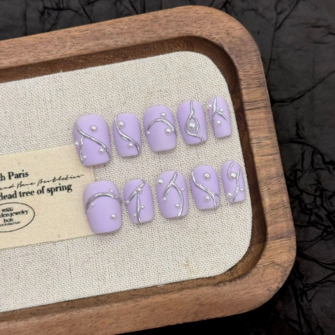 Faux Ongles à Coller Violet Mat Avec Lignes de Relief Argentées 3D et Künstliche Perles Artificielles Style Français Élégant