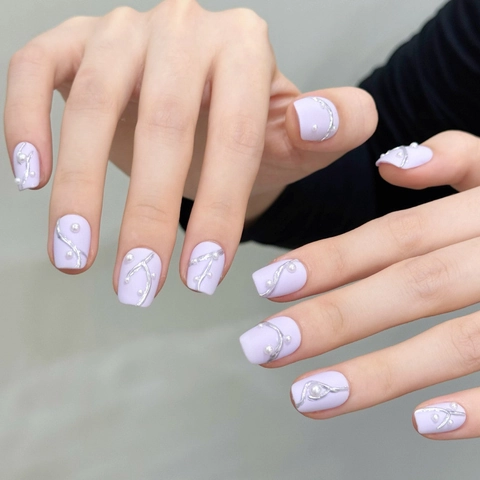 Faux Ongles à Coller Violet Mat Avec Lignes de Relief Argentées 3D et Künstliche Perles Artificielles Style Français Élégant