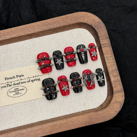 Handgemaakte Punk Gotische Nepnagels Rood Zwart Contrast Spin Ster Kruis Strass 3D Metalen Klinknagel Donkere Nagels