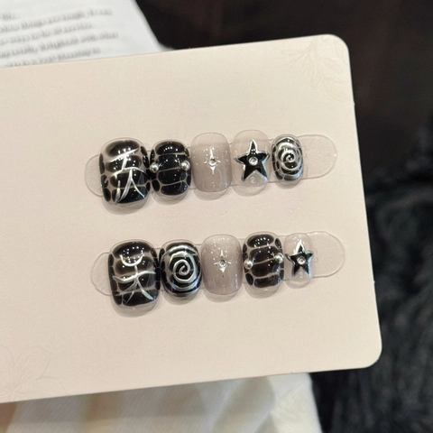 Handgemaakte Nagels Opdrukken Donkere Y2K Stijl Sterpatroon 3D Reliëf Kort Rond Vorm Zwart Zilver Grijs Dames Nagels