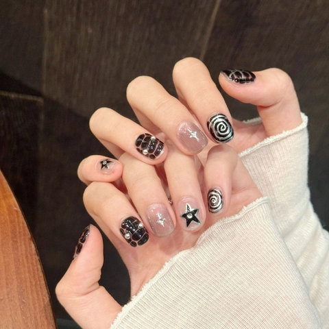 Handgemaakte Nagels Opdrukken Donkere Y2K Stijl Sterpatroon 3D Reliëf Kort Rond Vorm Zwart Zilver Grijs Dames Nagels