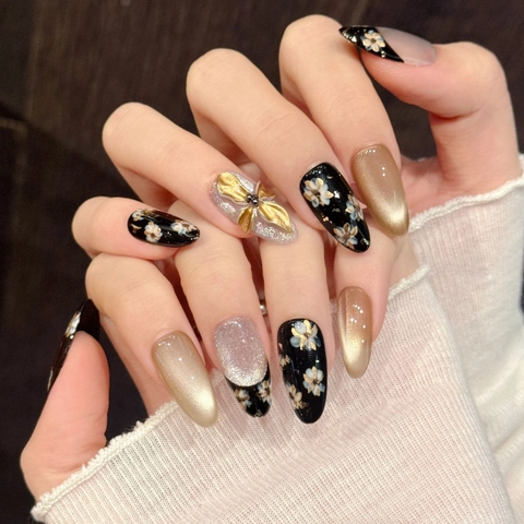 Unghie Finte Fatte a Mano Vintage Fiore Argento Occhio di Gatto Nero Oro Floreale Rilievo 3D Mandorla Manicure di Lusso