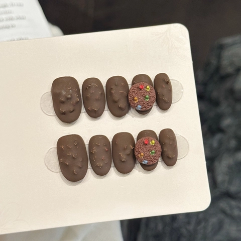 Unghie a Pressione Fatte a Mano al Biscotto al Cioccolato 3D Rilievo Opache Ovale Corto Unghie Finte per Donna Marrone Dolce