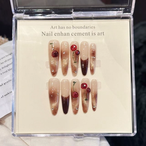 Handgefertigte Bernstein Kirsche Künstliche Nägel Lang Stiletto Braun Verlauf Katzenauge Falsche Nägel Mit 3D Kirsch Strass Frauen