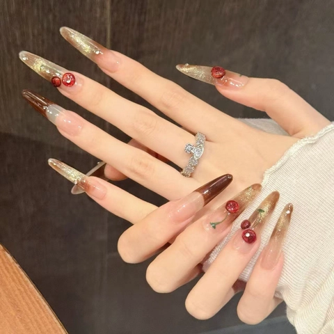 Handgefertigte Bernstein Kirsche Künstliche Nägel Lang Stiletto Braun Verlauf Katzenauge Falsche Nägel Mit 3D Kirsch Strass Frauen
