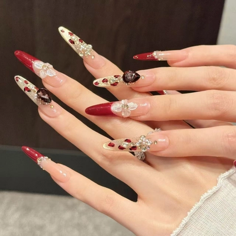 Unghie Finte Press On Rosse Francesi di Lusso Fatte a Mano Con Fiori Bianchi 3D Strass Gradiente Borgogna Stiletto Coffin Donna
