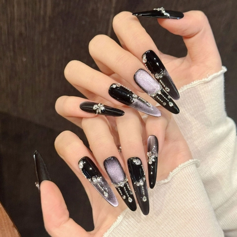Unghie Finte Artigianali Viola Occhio di Gatto Lunghe Stiletto Coffin Gradiente Nero Viola Zirconia Strass Unghie Finte Con Ciondolo Fiore in Metallo