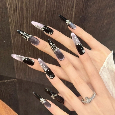 Unghie Finte Artigianali Viola Occhio di Gatto Lunghe Stiletto Coffin Gradiente Nero Viola Zirconia Strass Unghie Finte Con Ciondolo Fiore in Metallo