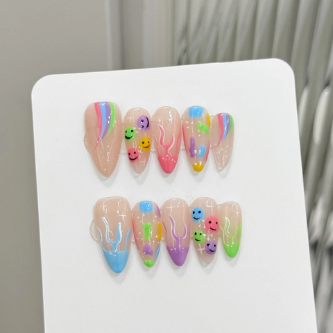 Unghie Finte a Pressione Dipinte a Mano Faccina Sorridente Arcobaleno Mandorla Lunga Graffiti Colorati Fiamma Resina Donna