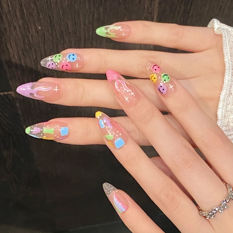 Unghie Finte a Pressione Dipinte a Mano Faccina Sorridente Arcobaleno Mandorla Lunga Graffiti Colorati Fiamma Resina Donna