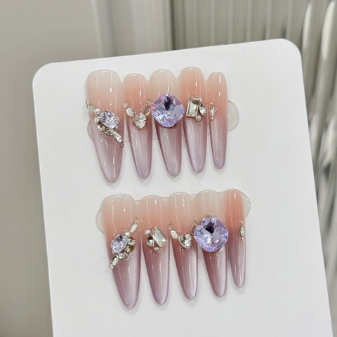 Unghie Finte Artigianali Lusso Viola Sfumato Occhio di Gatto Con Strass in Cristallo K9 e Perle Artificiali Stiletto