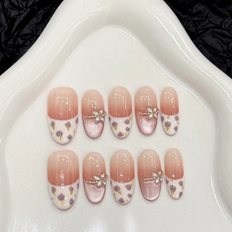 Handgefertigte Französische Blumen-Aufdrucknägel Mit 3D-Schmetterlings-Strass-Design Rosa Farbverlauf Oval Kurze Falsche Nägel Für Damen